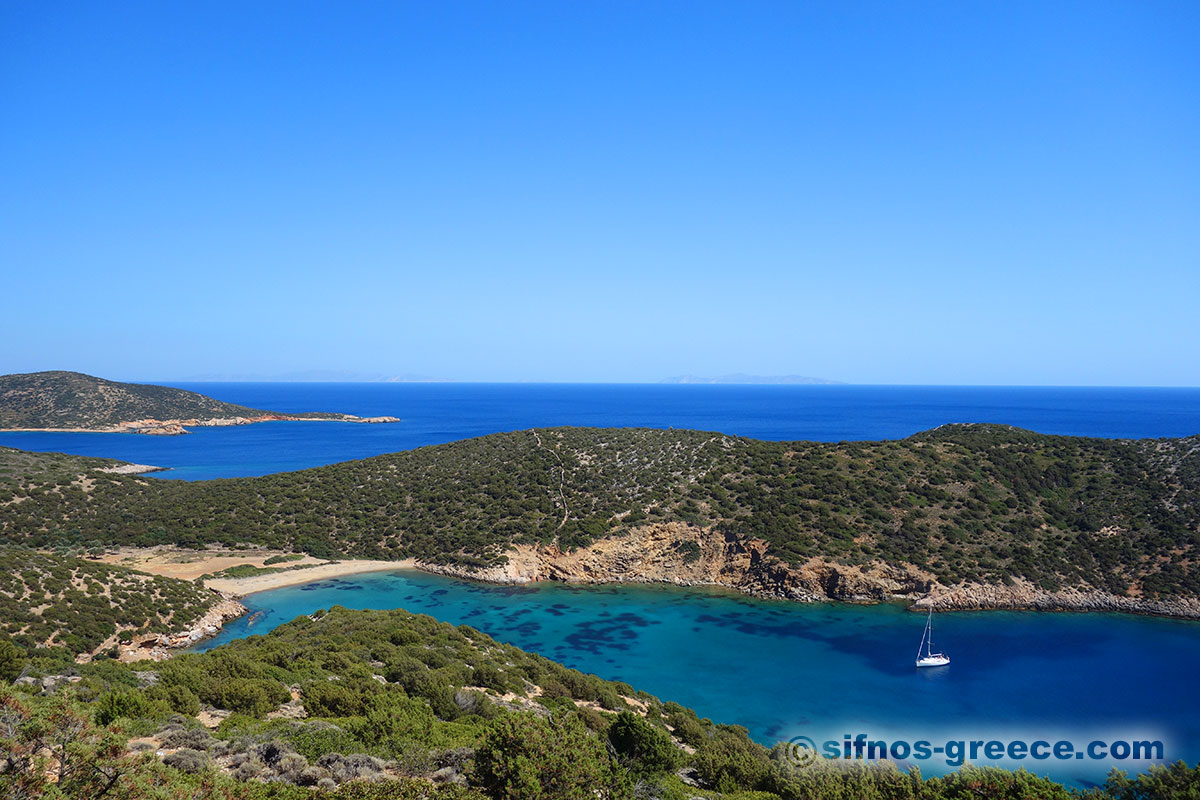 Η Φυκιάδα με τα καταγάλανα νερά