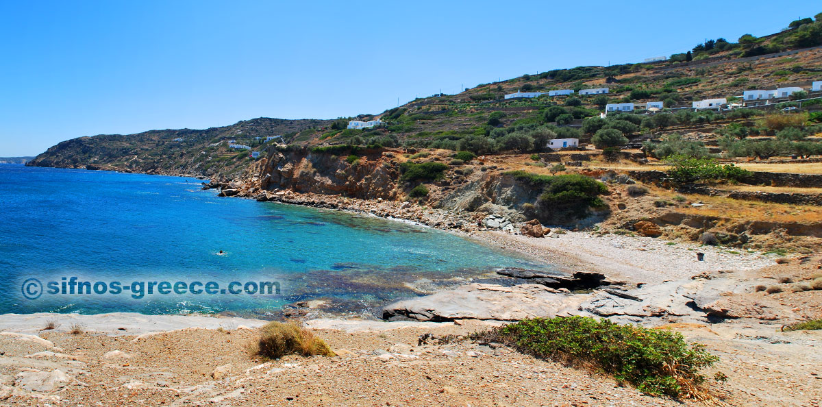 Το κολπάκι Σαούρες στην Χρυσοπηγή της Σίφνου