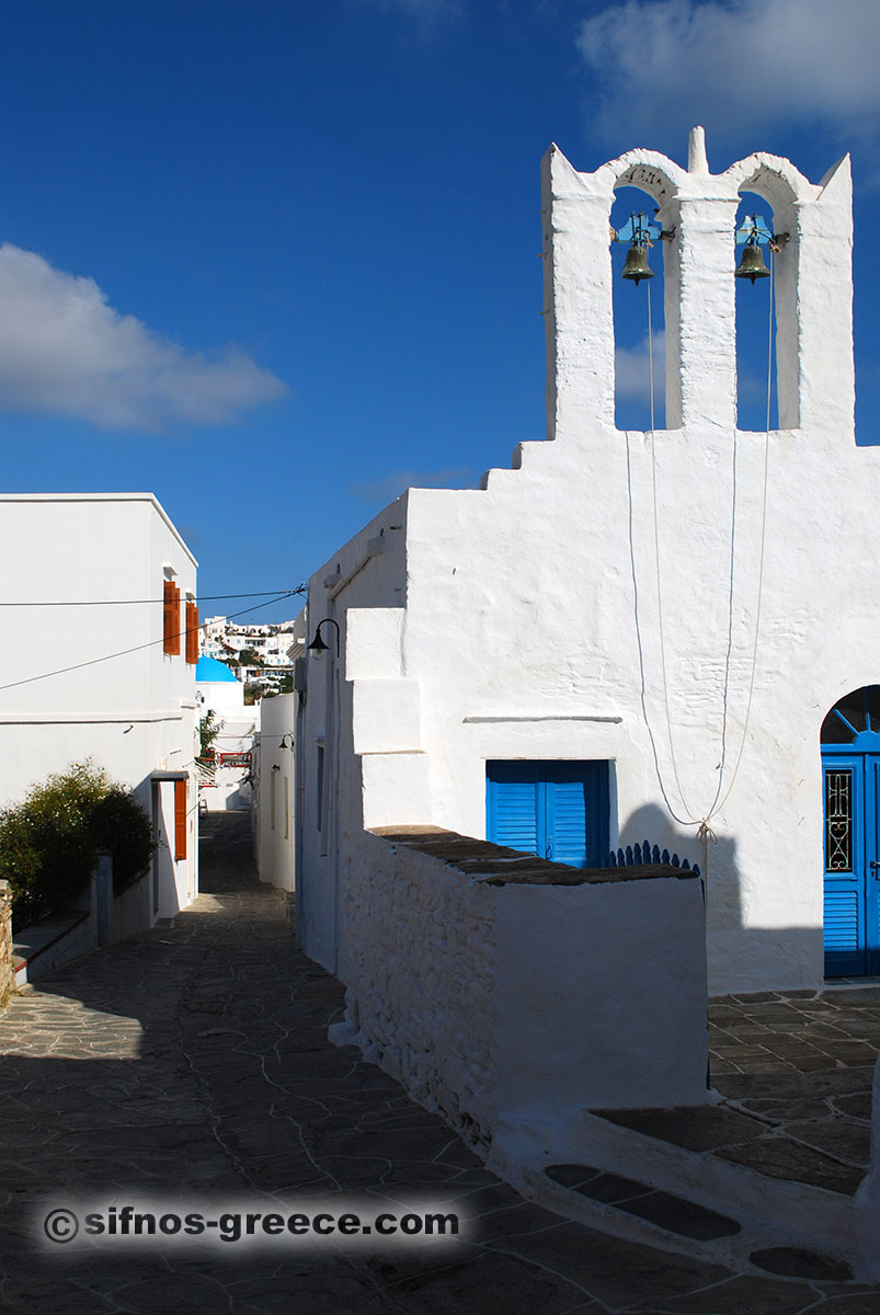 Άσπρο εκκλησάκι στο στενό της Απολλωνίας