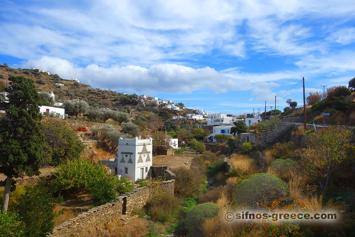 Η είσοδος στον οικισμό της Απολλωνίας το φθινόπωρο