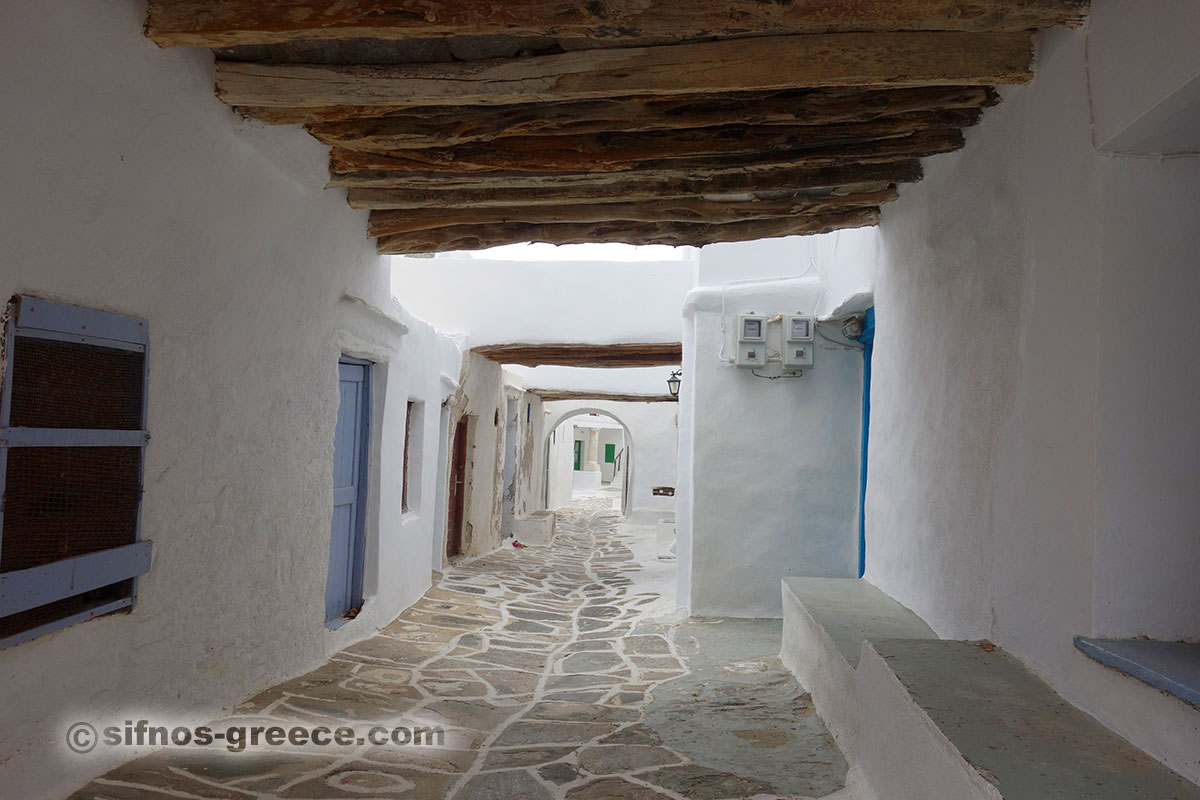 Πλακόστρωτο σοκάκι στο Κάστρο