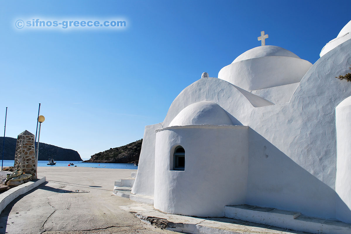 Το εκκλησάκι του Ταξιάρχη και ο μώλος του Βαθιού